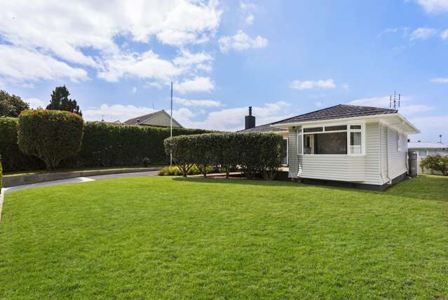 FREEHOLD SUN-DRENCHED ENTERTAINER!