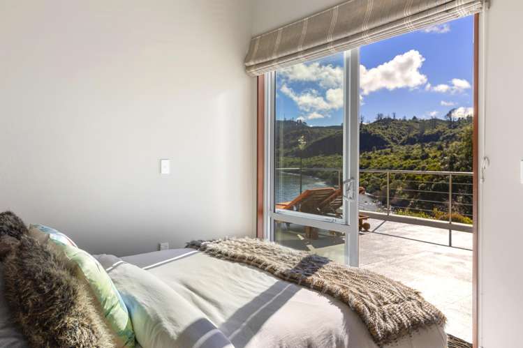 26 Whakamoenga Point Acacia Bay_21