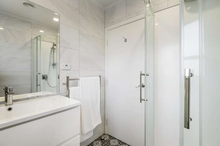 1/10 Philip Place Hillcrest_19