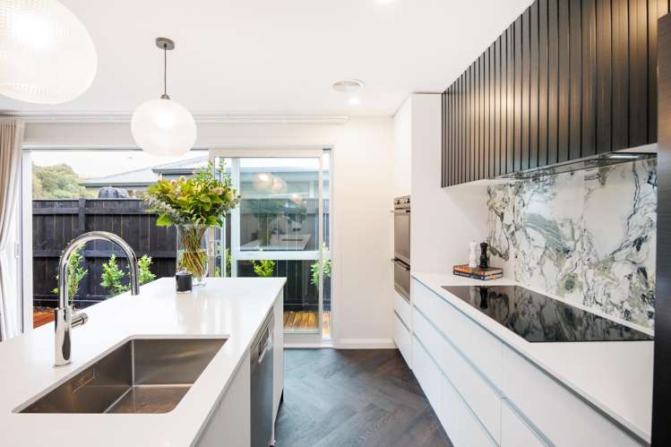 6 Solitude Crescent Kelvin Grove_13