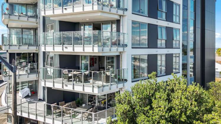 2A/84 Gunner Drive Te Atatu Peninsula_23