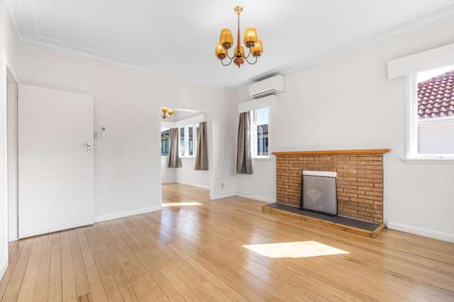 Spacious Family Home in Prime Ellerslie Location – Lawns Included!