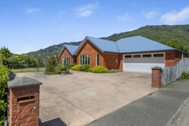 Sunny, Spacious, and Ideally Located in Waikawa