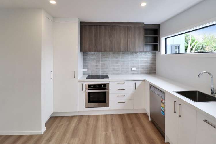 B/137 Whites Line East 1369_6