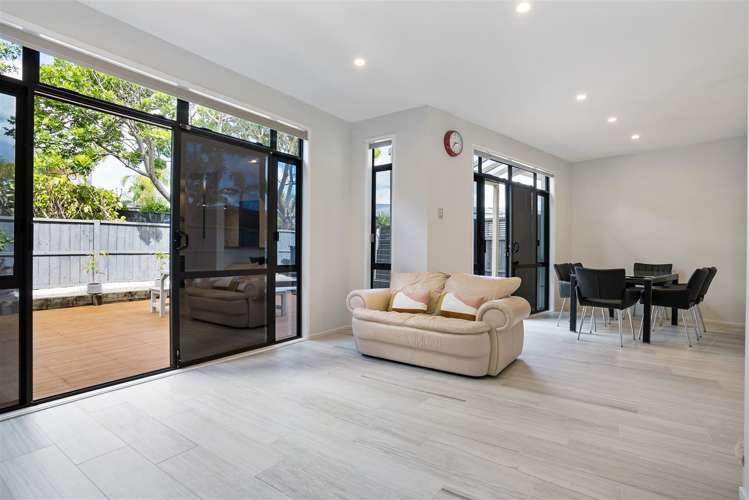 2/2 Armoy Drive East Tamaki_8