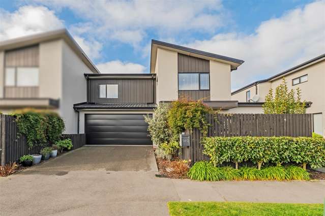 Your Lakeside Luxury !