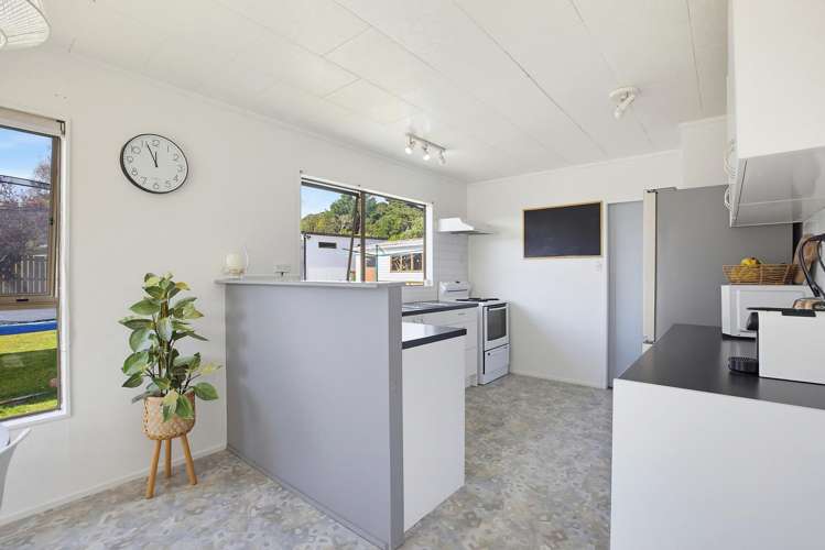 94 Omapere Street Whitby_6