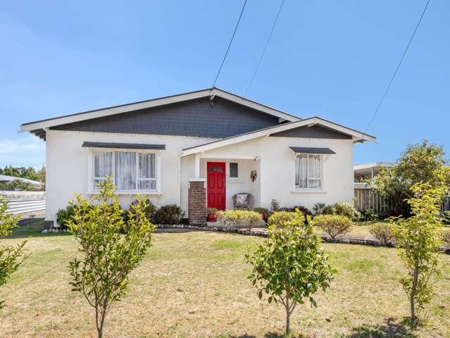 Cosy home with suntrap backyard decking & garden