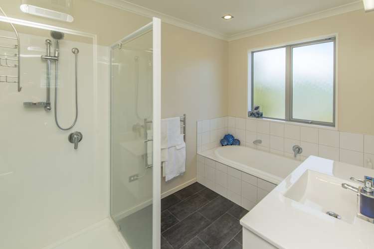 20 Ngaio Grove Robinsons Bay_16