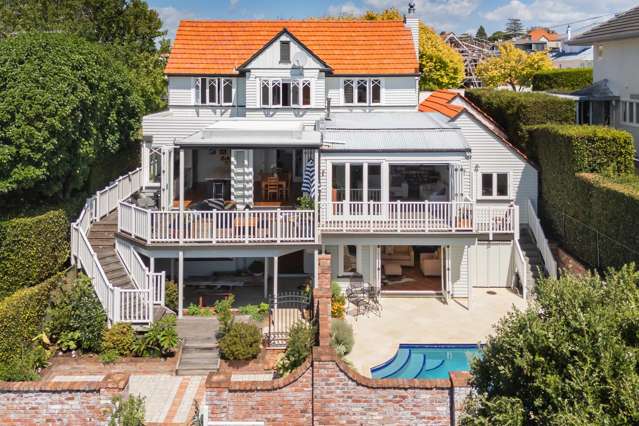 Classic Family Living - Superb Seaviews