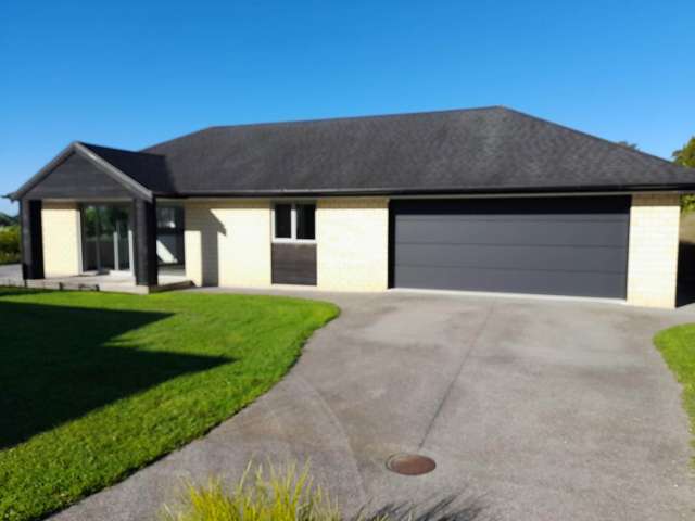 Beautiful Oratia- Country living at it's best!