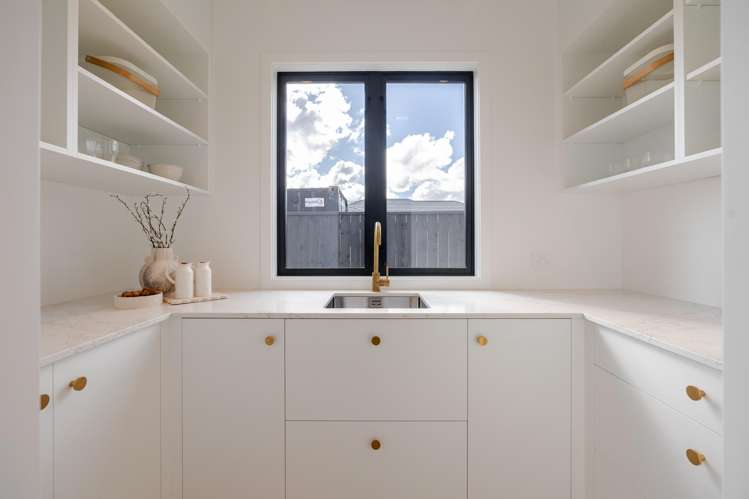 6 Parkside Avenue (off Roots Street East) Feilding_3