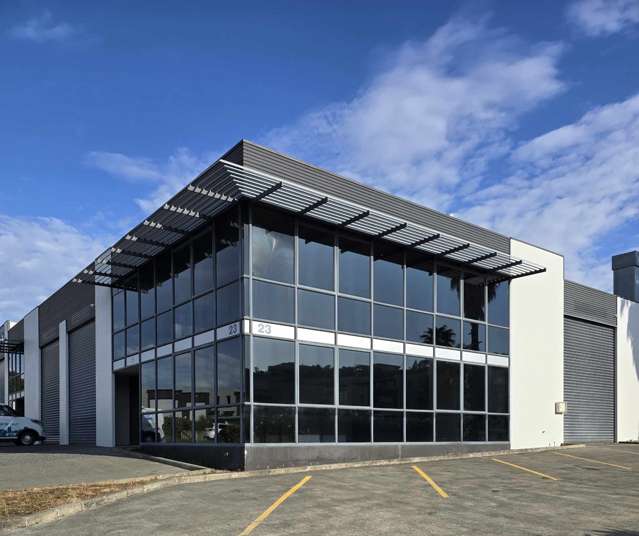 Large Warehouse/Office 430m2 + 8 x Parks