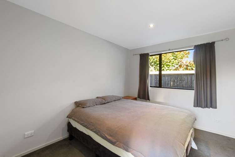 8 Tatahi Street Parklands_16