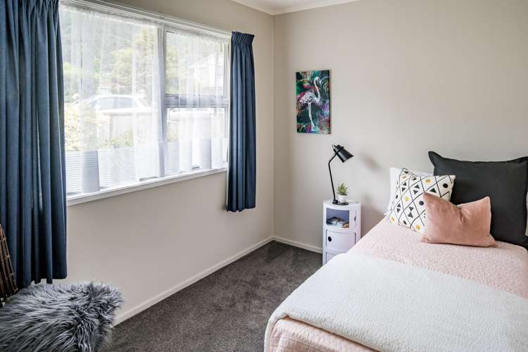 22 Helvetia Grove Naenae_15