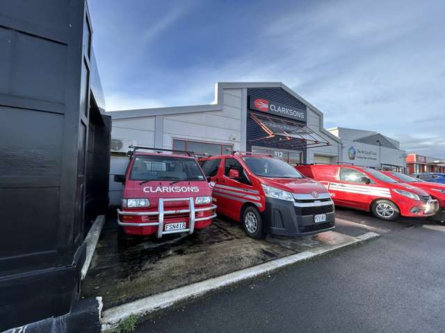 South Dunedin Warehouse with Parking