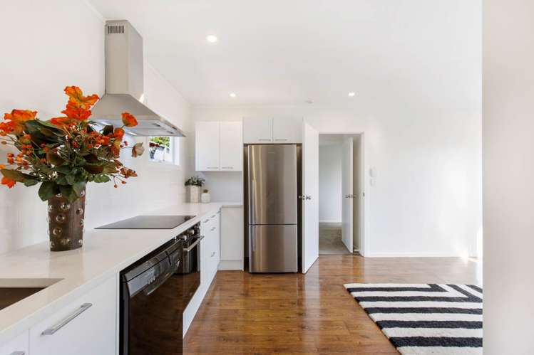 1/1 Griffiths Place Te Atatu South_9