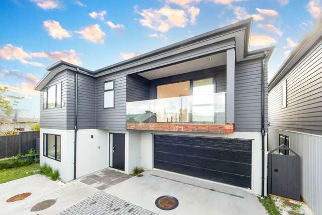New Coastal Haven – Space & Sea Views in Torbay!