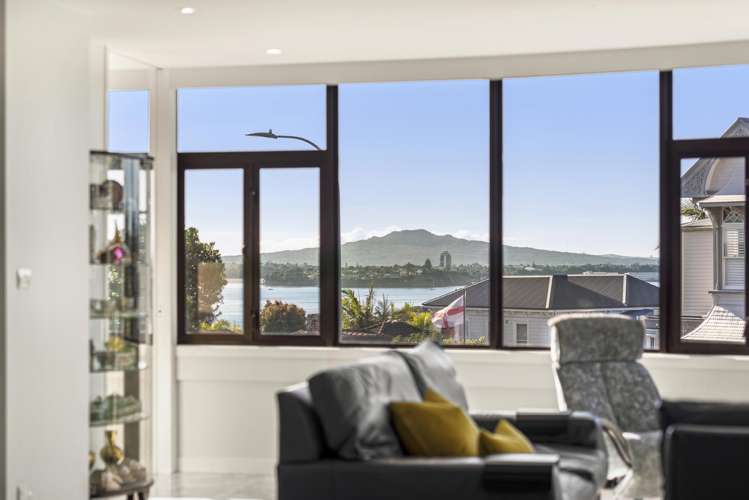 1/10 Shelly Beach Road_2