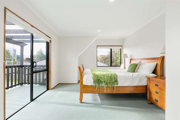 8 Surrey Lane Glenview_15