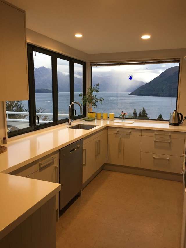 3 Matakauri Place Fernhill/Sunshine Bay_4