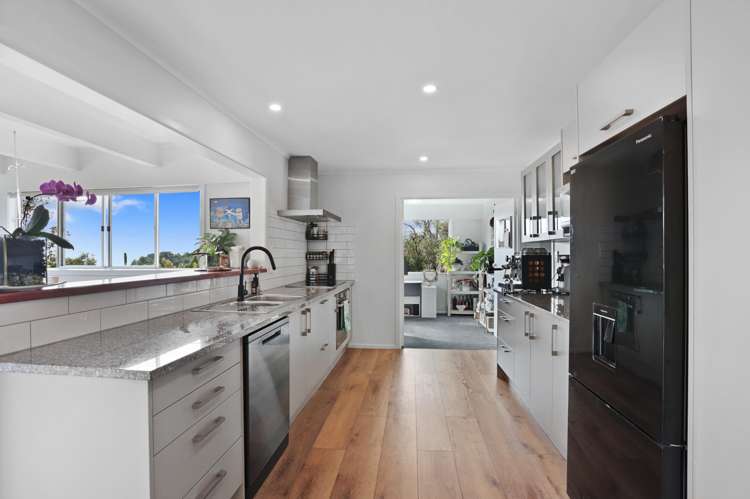 462 Scenic Drive Waiatarua_10