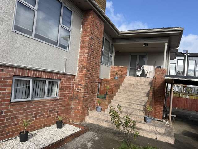 Spacious 6-Bedroom Family Home  3 Bathrooms  Large Garage & Ample Off-Street Parking
