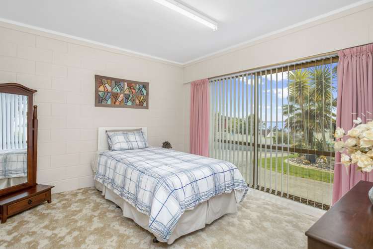 8 Paisley Street Mellons Bay_10