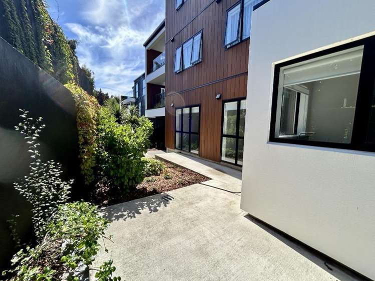 10/64 (64c) Coronation Road 1712_1