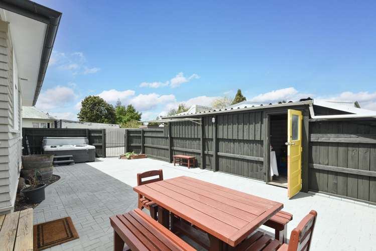 11 Russell Road Fairy Springs_13