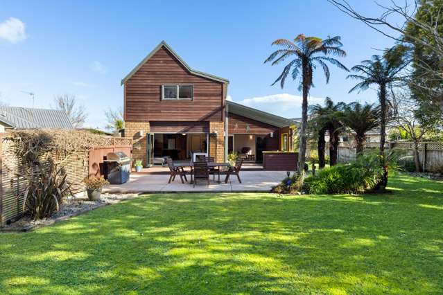 Captivating Gully View, Coveted Huntington Address