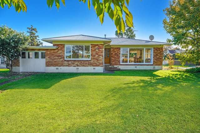 1960's Brick Beauty - Perfectly Positioned