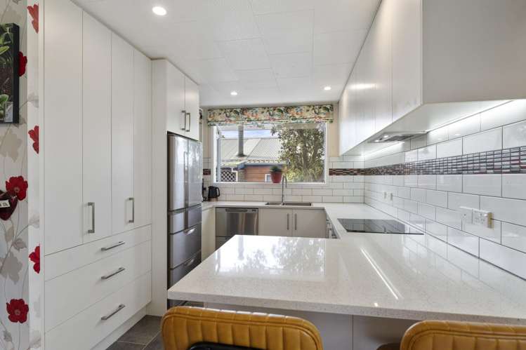 6 Robert Grove Paraparaumu_1