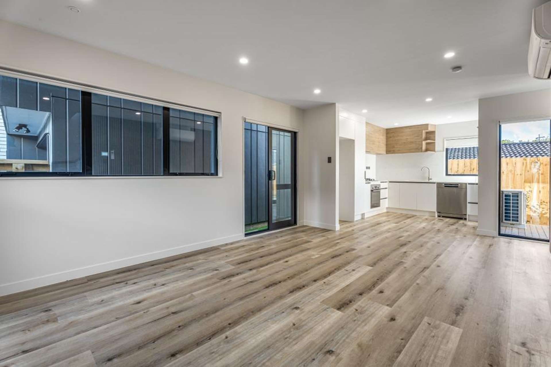 98E Royal Road 11410_0