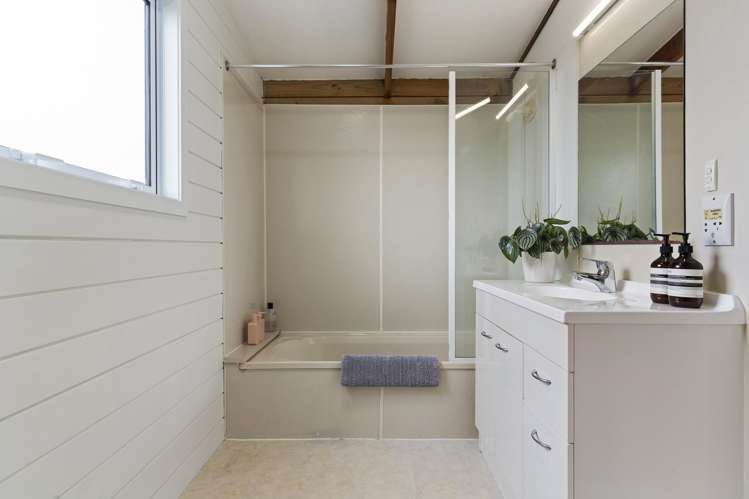 1/2 Springbank Lane Te Atatu Peninsula_12