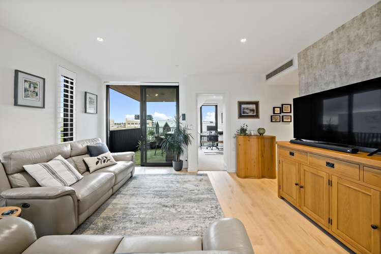 203/45 Hudson Bay Road Hobsonville_11