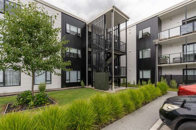 107/17 Vialou Street Hamilton Central_1