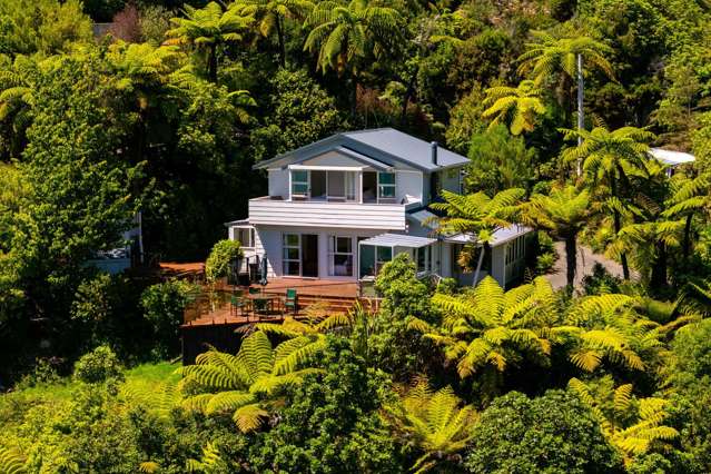 Waterfront magnificence in Moetapu Bay