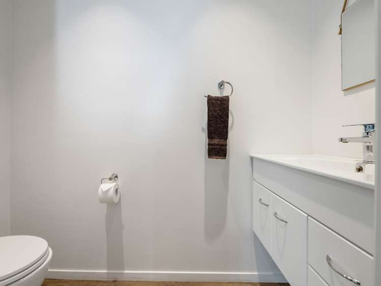 6 Holland Street Glenholme_19