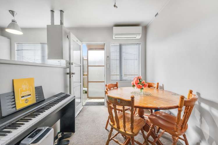 2/25 Kitchener Road_3