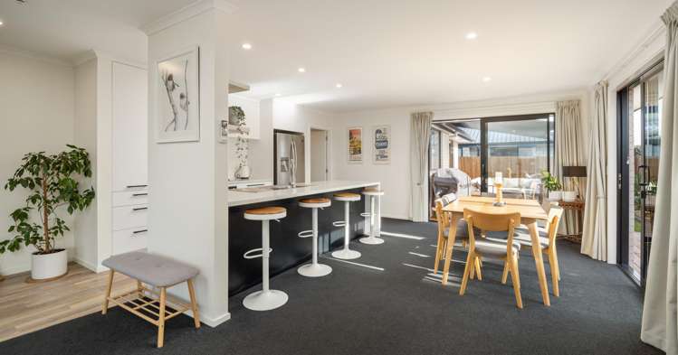 26b Harvard Road Burleigh_5