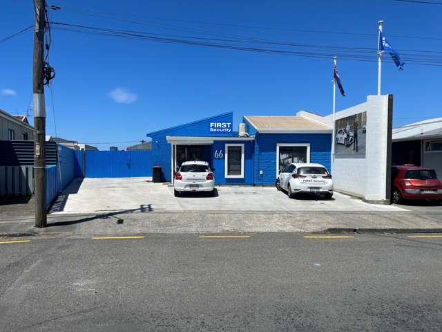 Secure Yard with 113m&sup2; Office/Workshop