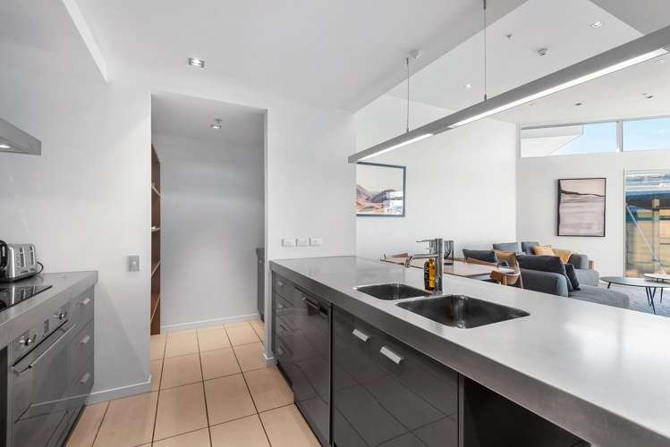 8B/82 Cable Street Te Aro_5