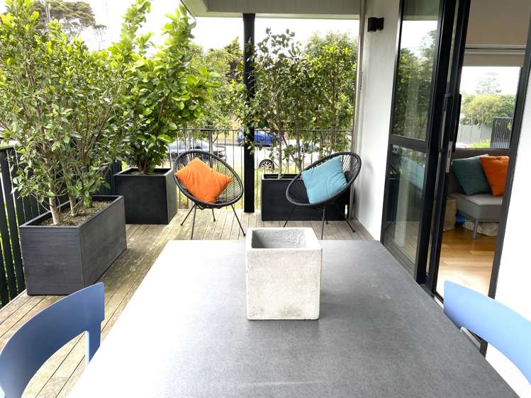 04/987g Mount Eden Road Three Kings_1