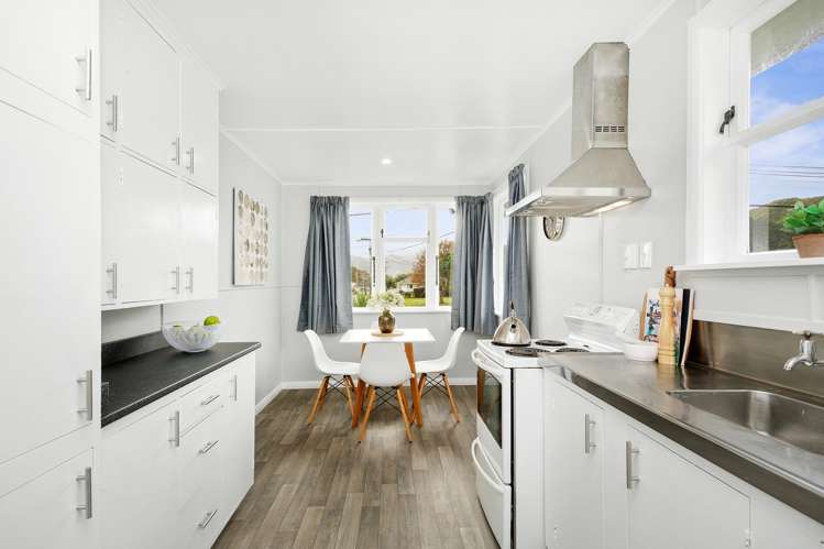 76 Strand Crescent Naenae_9