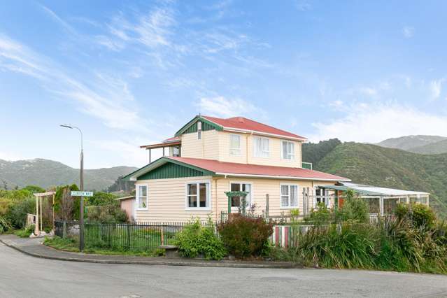 SIX-BEDROOM '60S SUNTRAP