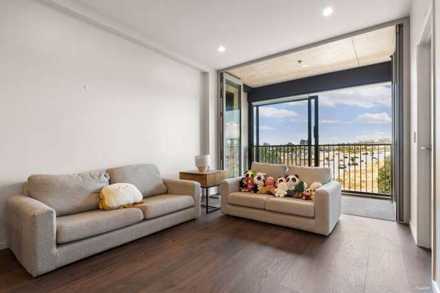Modern 1 Bed + Study in Albany – Must Sell!
