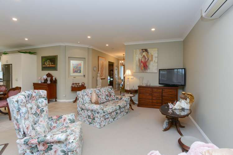 16 Heynes Place Clive_14