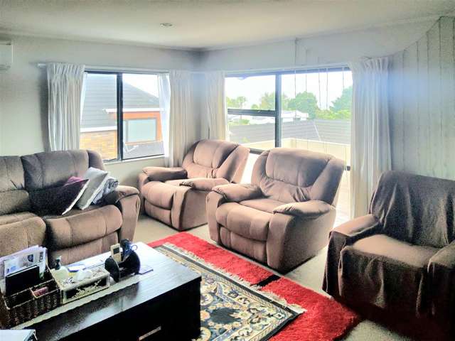 2/ 81 Eugenia Rise Totara Heights_3