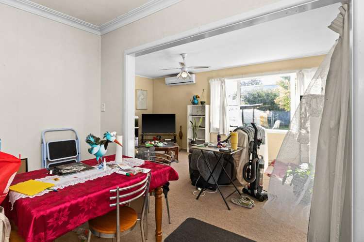 1206 Norfolk Crescent Mayfair_2